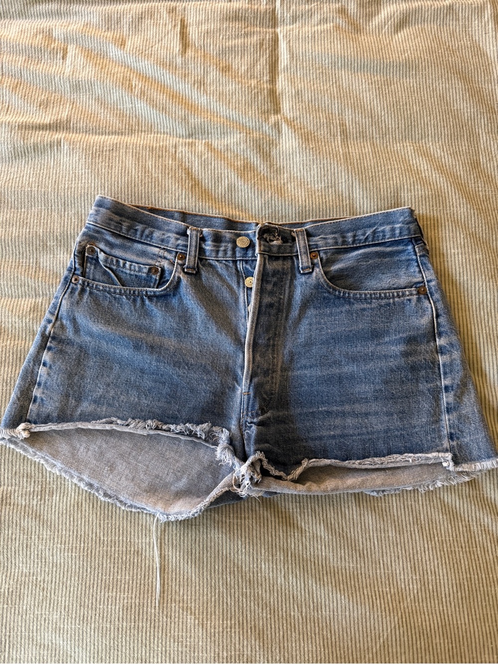Levi Cut Off Shorts